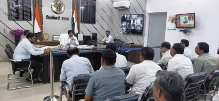सड़क, पेयजल, स्ट्रीट लाइट और सफाई पर डीएम सख्त, नगर निकायों के कामकाज की समीक्षा, अधिकारियों को दिए निर्देश