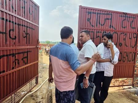 सादाबाद : तहसीलदार ने रुकवाया निर्माण कार्य, जमीन पर अवैध कब्जा कर बाउंड्री वॉल लगाने का आरोप