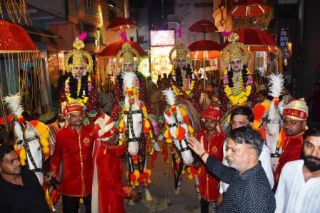 श्री राम की भक्ति में डूबा हाथरस, धूमधाम के साथ निकली राम बारात, लोगों ने पुष्प वर्षा कर किया स्वागत