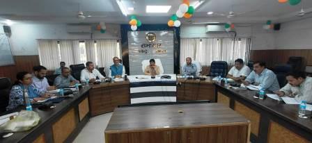 विधानसभा चुनाव-2027 की तैयारियों में जुटा हाथरस प्रशासन, डीएम ने मतदान केंद्रों की व्यवस्थाएं दुरुस्त करने के दिए सख्त निर्देश