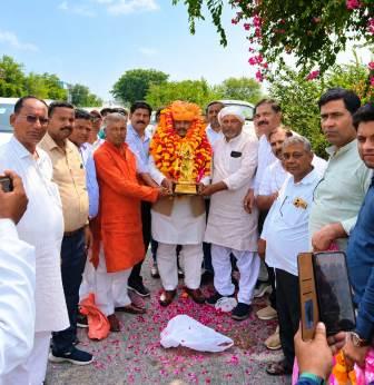 यमुना एक्सप्रेस-वे के वृंदावन कट पर शिक्षक संघ के प्रदेश अध्यक्ष डॉ. दिनेश चंद्र शर्मा का भव्य स्वागत, पुरानी पेंशन बहाली और शिक्षक हितों की लड़ाई तेज करने का आह्वान