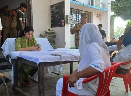 सादाबाद : घर में घुसकर मंगलमुखी से मारपीट, कोतवाली में लगे समाधान दिवस में शिकायत लेकर पहुंची पीड़ित