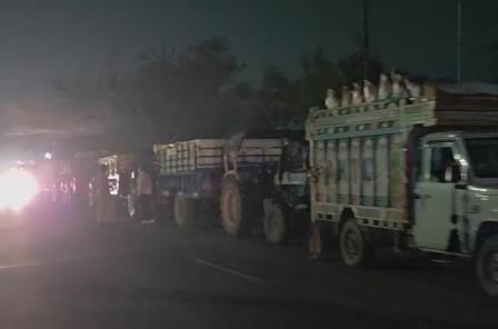 अलीगढ रोड स्थित हाथरस मंडी के बहार लगा जाम, धान की बंपर आवक के चलते कतार में खड़ीं सैंकड़ों ट्रैक्टर-ट्रॉली, रात 12 बजे के बाद किसानों को मंडी में प्रवेश मिलेगा