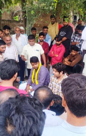 सासनी के दामिनी हॉस्पिटल में प्रसूता की मौत पर हंगामा, परिजनों ने लगाया लापरवाही का आरोप; अधिकारियों के हस्तक्षेप पर शांत हुए ग्रामीण