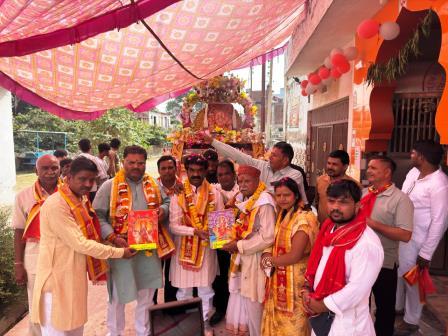 त्रिभैरवनाथ सिद्ध पीठ से निकली माता रानी की पदयात्रा, जयकारों से गूंजा क्षेत्र, चार घोड़ों के सुसज्जित रथ पर निकली माता रानी की झांकी, जगह-जगह हुई पुष्पवर्षा; रमनपुर की चामुंडा मैया के दर्शन कर भक्तों ने लगाया भोग