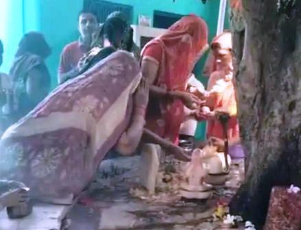 सादाबाद : नौ दिन तक मंदिरों में बरसेगा भक्तिरस, नवरात्र के पहले दिन सुबह से ही मंदिरों में उमड़ी भक्तों की भीड़