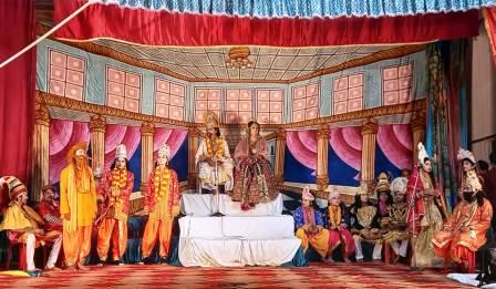 सासनी रामलीला में दशरथ मरण की लीला देख भावुक हुए श्रद्धालु, श्रवण कुमार की मार्मिक कथा और पुत्र वियोग में राजा दशरथ के प्राण त्यागने के दृश्य ने दर्शकों की आंखें कीं नम