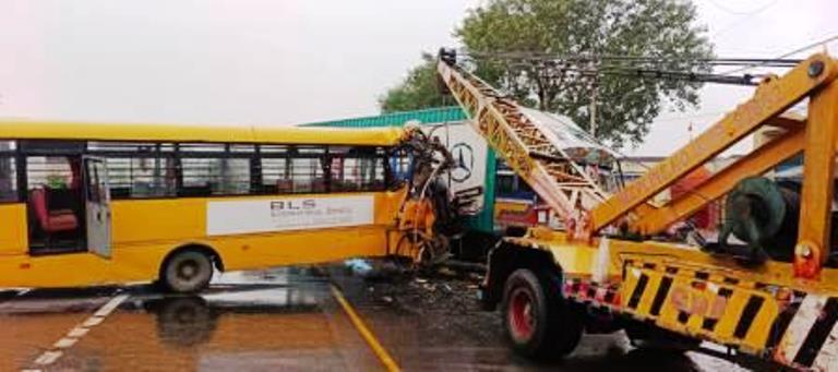 अलीगढ़–हाथरस मार्ग पर भीषण हादसा : बेकाबू कंटेनर ने BLS स्कूल की स्टाफ बस को मारी टक्कर, दो घायल