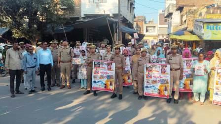 नारी सुरक्षा और सम्मान के लिए सड़क पर उतरी पुलिस, सिकंदराराऊ में निकली रैली