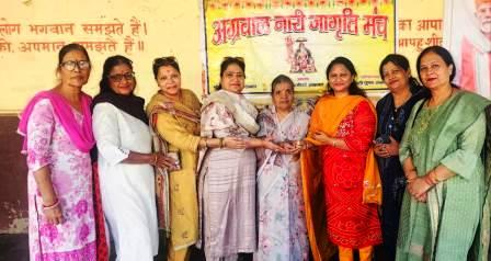 अग्रसेन जयंती पर अग्रवाल नारी जागृति मंच ने वृद्धाश्रम में किया सेवा कार्य
