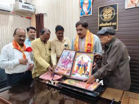 श्री दाऊजी महाराज मेले के दौरान हुई समस्याओं से एसडीएम को कराया अवगत, प्रतीक चिह्न देकर किया सम्मानित
