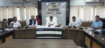 गर्भवती महिलाओं के स्वास्थ्य, बच्चों के पोषण और सड़कों की मरम्मत पर डीएम का फोकस, हाथरस की रैंकिंग सुधारने के लिए डीएम ने कसी अधिकारियों की नकेल, योजनाओं को समय से पूरा करने के निर्देश