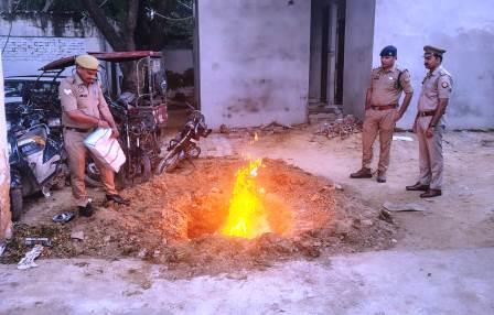 हाथरस पुलिस ने नष्ट कराई 1.42 लाख रुपये की जब्त शराब, कोतवाली नगर और चन्दपा में हुई कार्रवाई