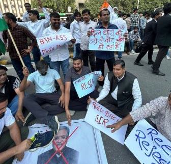 संविधान और लोकतंत्र की रक्षा के लिए दिल्ली में जुटे कांग्रेसी, योगेश कुमार ओके के नेतृत्व में हाथरस से पहुंचे कार्यकर्ता