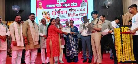 हाथरस में मिशन शक्ति तहत महिला सशक्तीकरण कार्यक्रम आयोजित, विभिन्न क्षेत्रों में उत्कृष्ट कार्य करने वाली महिलाएं सम्मानित