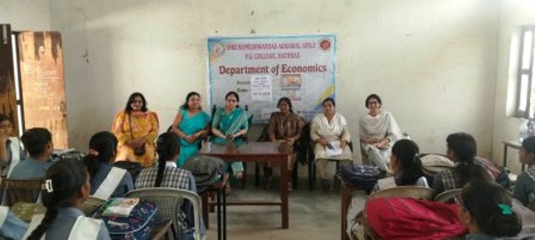 कन्या महाविद्यालय में ‘अर्थ दर्पण’ कार्यक्रम आयोजित, छात्राओं ने किया समसामयिक आर्थिक समाचारों का विश्लेषण