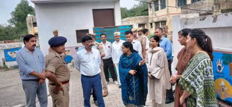 पीड़ित बालिकाओं की पढ़ाई नहीं होगी प्रभावित, डीएम ने अधिकारियों को दिए जरूरी निर्देश