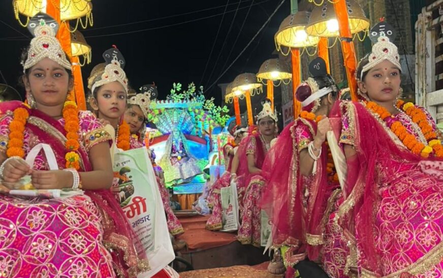 सादाबाद : शानदार झांकियों के साथ निकाली गई महाराजा अग्रसेन शोभायात्रा  पूर्व विधायक देवेंद्र अग्रवाल, चेयरमैन हेमलता अग्रवाल ने किया शोभायात्रा का शुभारंभ