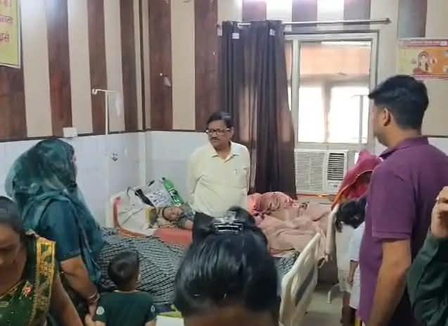 सादाबाद : एसीएमओ ने किया सीएचसी का निरीक्षण, बारीकी से जाना स्वास्थ्य सेवाओं का हाल, बेहतर चिकित्सा सेवा उपलब्ध कराने पर जोर