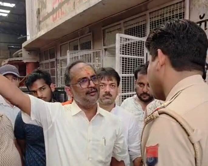 हाथरस में CGST टीम की छापेमारी पर बवाल, लोहा कारोबारी के प्रतिष्ठान पर पहुंची थी आगरा की टीम, सर्च वारंट को लेकर भी हुआ विवाद, अधिकारियों पर हाथापाई का आरोप, विरोध में बाजार बंद