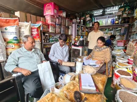 हाथरस में खाद्य सुरक्षा विभाग की छापेमारी, प्राथमिक विद्यालय से एमडीएम व सोनपापड़ी समेत 5 नमूने जांच को भेजे
