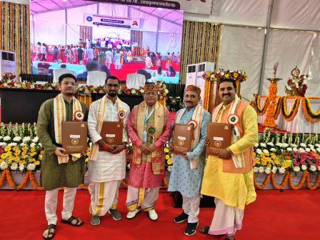 गोपेश्वर चतुर्वेदी को मिली पीएचडी की मानद उपाधि, उपराष्ट्रपति ने किया सम्मानित