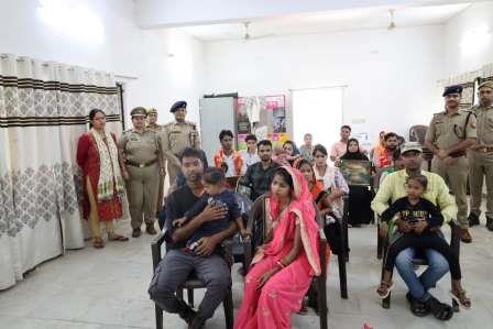 हाथरस पुलिस की पहल से 80 परिवारों में लौटी खुशियां, पति-पत्नी के बीच कराया सुलह-समझौता
