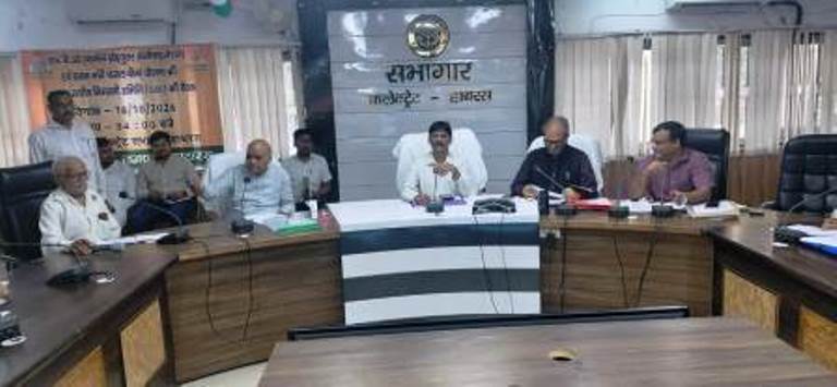 एफपीओ और फसल बीमा योजना की समीक्षा में डीएम सख्त, किसानों को योजनाओं का लाभ दिलाने के दिए निर्देश