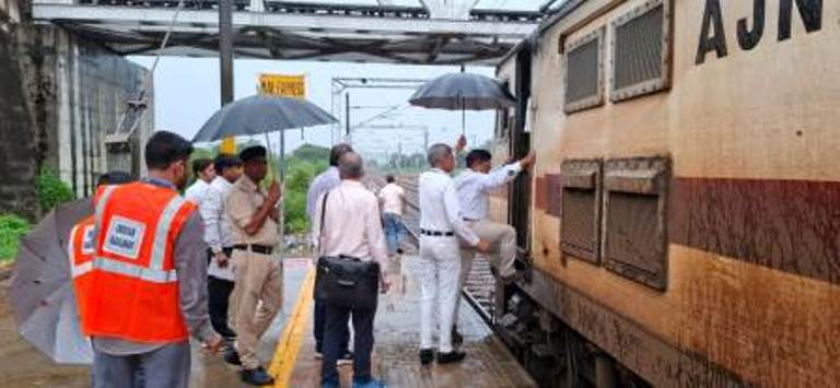 मथुरा-अलीगढ़ के बीच सीधी रेल कनेक्टिविटी की तैयारी, डीआरएम ने हाथरस जंक्शन का किया निरीक्षण