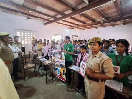 सभी थानों की पुलिस टीमें महिलाओं और बालिकाओं को कर रहीं जागरूक, महिला सुरक्षा, साइबर अपराधों से बचाव और हेल्पलाइन नंबरों की दी जा रही जानकारी