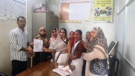 सिकन्दराराऊ : आशा कार्यकर्ताओं ने मानदेय बढ़ाकर 25 हजार रुपये करने समेत आठ मांगों को लेकर सौंपा ज्ञापन