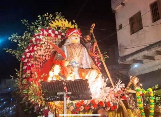 सादाबाद : धूमधाम से निकली महाराजा सूरजमल शोभायात्रा, राया रोड से हुआ शुभारंभ, कस्बे में जगह जगह हुआ स्वागत, कई झाकियां रही आकर्षण का केंद्र, शोभायात्रा में रही भारी भीड़