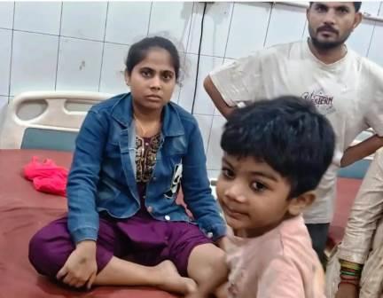 सादाबाद : पोल से टकराई श्रद्धालुओं से भरी लोडर मैक्स, आगरा रोड पर बरौस टोल प्लाजा के निकट हुआ हादसा, कई लोग घायल