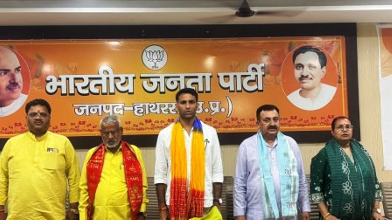 शिक्षक-स्नातक विधान परिषद चुनाव की कमान संभालने हाथरस पहुंचे यतेन्द्र शर्मा, जिला कार्यालय में चुनावी तैयारियों की समीक्षा, कमियों को दूर करने और बेहतर समन्वय के साथ मैदान में उतरने पर जोर