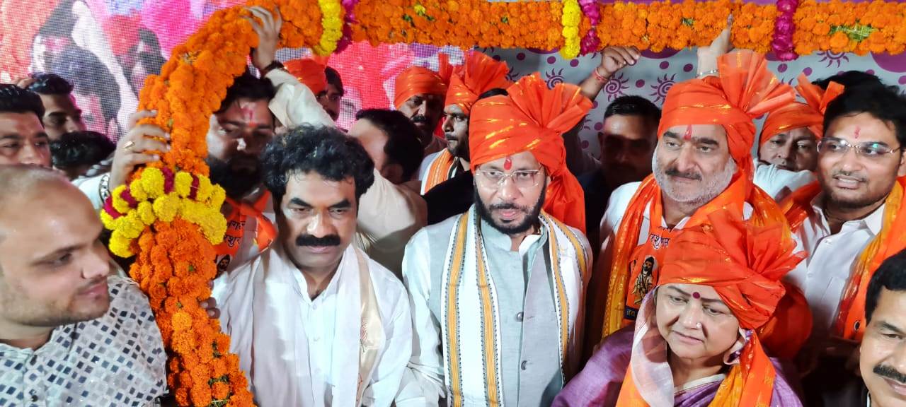सादाबाद में विशाल रथ पर सवार होकर निकले भगवान परशुराम, केबिनेट मंत्री मनोज पांडेय व जिला पंचायत अध्यक्ष सीमा उपाध्याय ने किया शुभारंभ