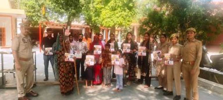हाथरस पुलिस का जागरूकता अभियान जारी, महिलाओं और बालिकाओं को सुरक्षा एवं अधिकारों के प्रति किया जागरूक