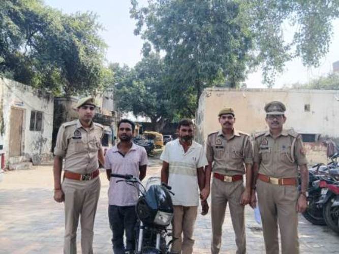 वाहन चोरों पर पुलिस का शिकंजा, दो आरोपी गिरफ्तार; चोरी की स्प्लेंडर प्लस बाइक बरामद, मेरठ से मोटरसाइकिल चोरी कर बेचने के लिए ले जाने की बात पूछताछ में आई सामने