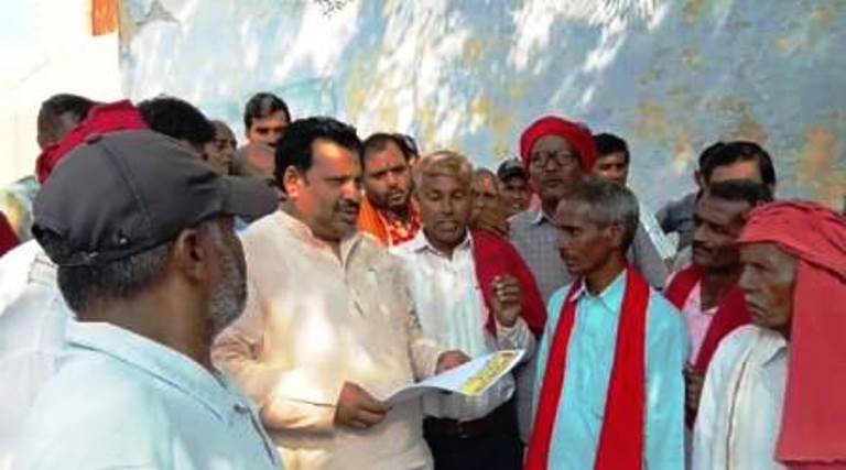 ग्राम चौकीदारों ने सांसद अनूप वाल्मीकि को सौंपा ज्ञापन, मानदेय बढ़ाने और सुरक्षा उपकरण उपलब्ध कराने की मांग