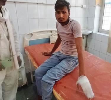 सादाबाद : सड़क हादसों में किशोरी सहित तीन घायल, मथुरा रोड पर अज्ञात वाहन ने बाइक सवारों को मारी टक्कर