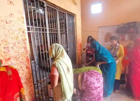 सादाबाद : दुर्गा अष्टमी पर मंदिरों में उमड़ी भीड़, उपवास रख की गई मां दुर्गा की उपासना, कन्याओं को कराया भोज