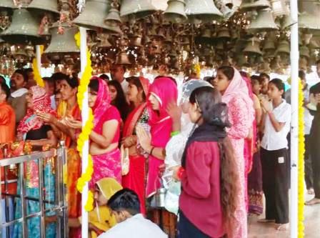 सादाबाद : महानवमी पर देवी माँ के उमड़ी श्रद्धा भक्ति, पूजन, अभिषेक, दर्शन के लिए कस्बा, देहात के मंदिरों में रही भारी भीड़