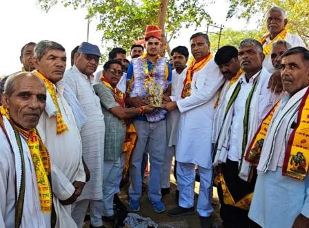 सादाबाद : विधायक ने किया सैनिक सौरभ का अभिनंदन, सौरभ ने एशियन गेम्स की नौकायन प्रतिस्पर्धा में जीता है रजत पदक