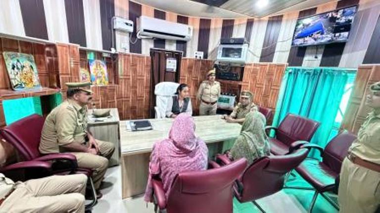 ओएमबी इंटरनेशनल स्कूल की छात्रा श्रेयशी यादव बनीं एक दिन की थाना प्रभारी, मिशन शक्ति अभियान के तहत छात्रा ने समझी पुलिस की कार्यप्रणाली, घरेलू हिंसा के मामले की सुनवाई में भी लिया भाग