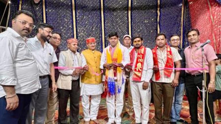 सिकंदराराऊ : रामलीला में लक्ष्मण शक्ति और कुंभकर्ण वध का मंचन, जय श्रीराम के जयकारों से गूंजा मैदान, पूर्व जिला पंचायत अध्यक्ष राकेश बघेल ने फीता काटकर किया शुभारंभ