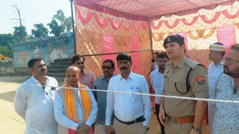 सिकंदराराऊ : दशहरा मेले की तैयारियों का डीएम ने लिया जायजा, सुरक्षा व्यवस्था दुरुस्त रखने के निर्देश, भीड़ प्रबंधन, यातायात, अग्निशमन और आपातकालीन सेवाओं को सक्रिय रखने के निर्देश, बाहरी वाहनों को बाईपास से निकालने की व्यवस्था
