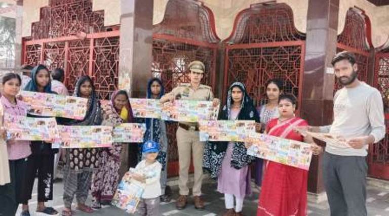हाथरस पुलिस का जागरूकता अभियान जारी, महिलाओं और बालिकाओं को सुरक्षा व अधिकारों की दी जानकारी