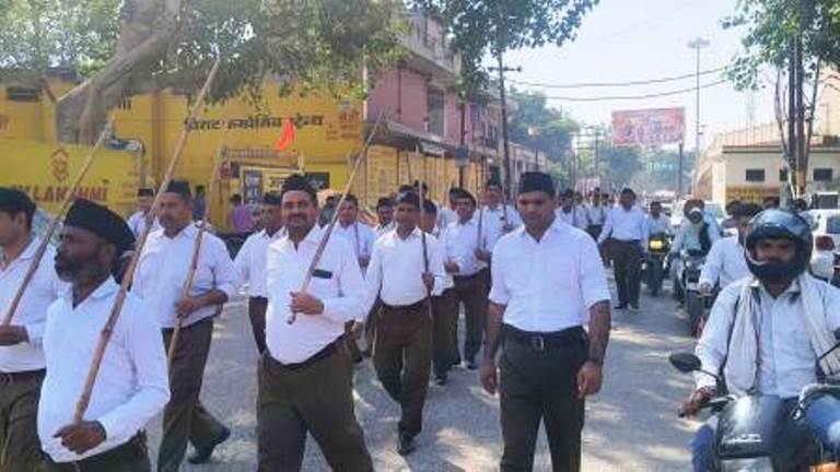 राष्ट्रीय स्वयंसेवक संघ के 101 वर्ष पूर्ण : हाथरस में विजयदशमी पर निकला भव्य पथ संचलन, जगह-जगह हुई पुष्पवर्षा