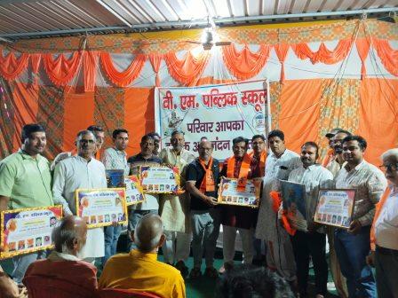 बीएम पब्लिक स्कूल में छब्बीसवें वर्ष भी कवि सम्मेलन में बरसा भक्ति रस