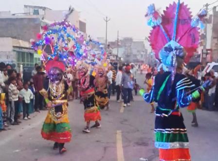 सादाबाद : काली स्वरूपों ने किया हैरतअंगेज प्रदर्शन, देर रात जवाहर बाजार स्थित काली मंदिर से हुई शोभायात्रा, करीब दर्जनभर मंडल हुए शामिल, पुलिस के कड़े इंतजाम
