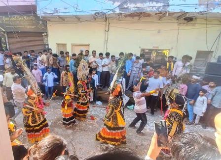 सादाबाद : काली स्वरूपों के बीच हुई प्रतिस्पर्धा, जवाहर बाजार में स्वरूपों ने नीबू, नारियल काटकर लोगों को किया रोमांचित